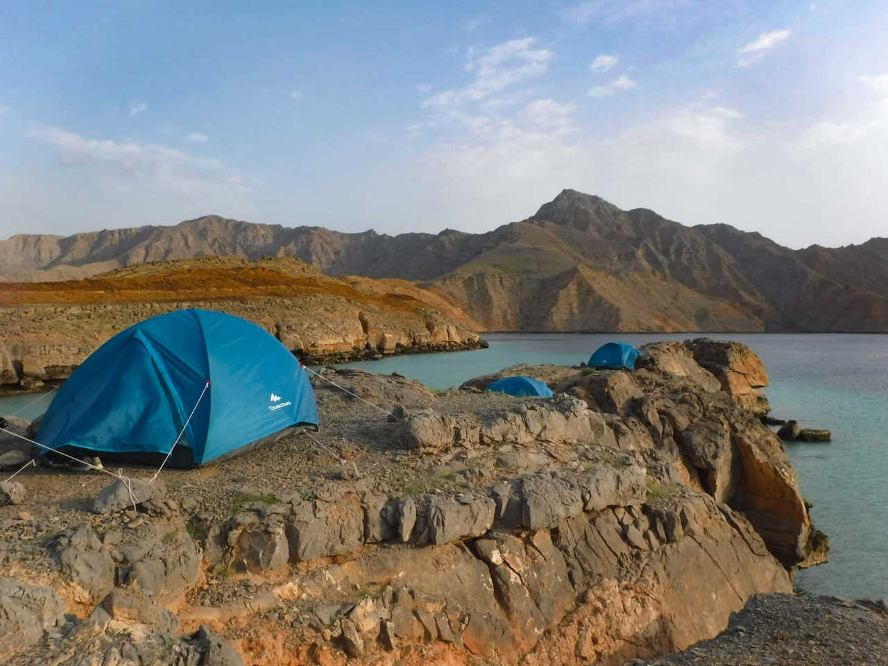 Camp et tentes au bord de la mer en baie de Sham