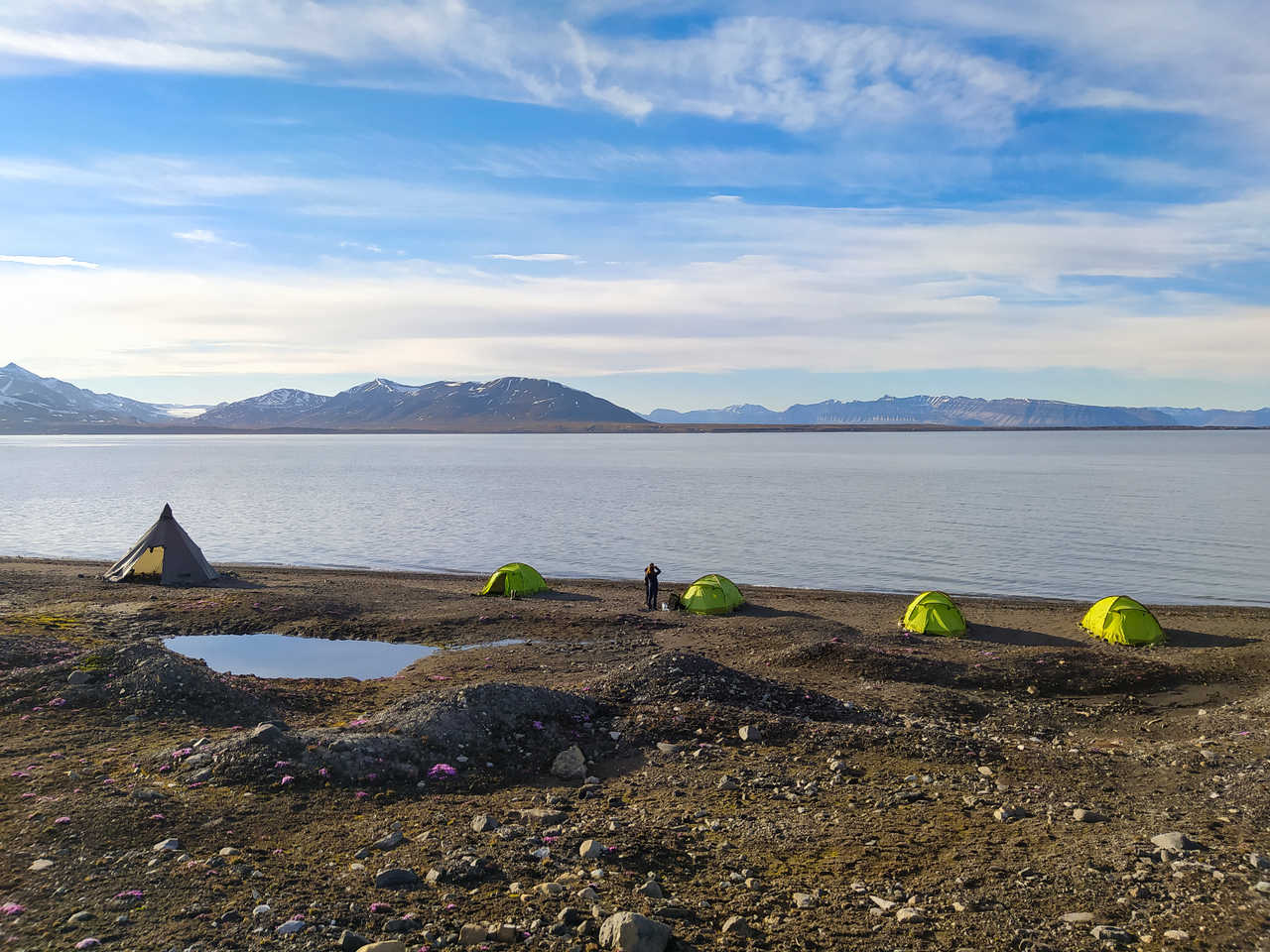 Camp de base au Svalbard dans la toundra