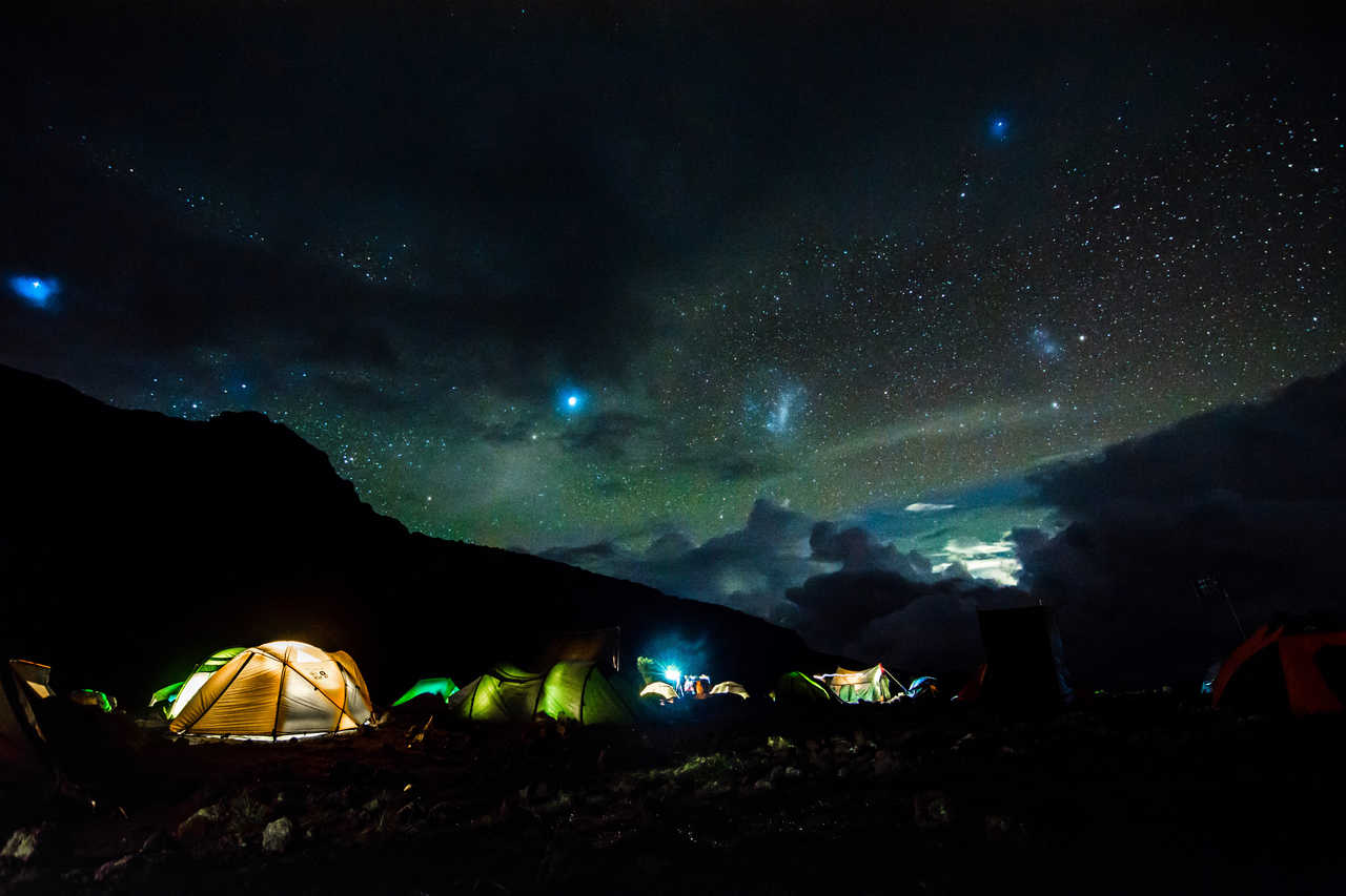 Camp de base du Kilimandjaro sous les étoiles  en Tanzanie.
