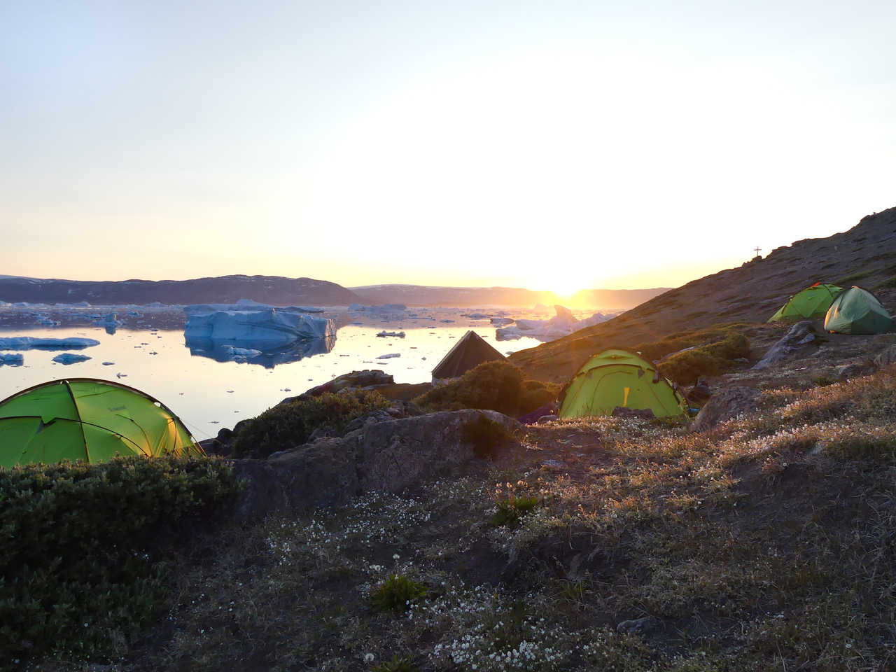 Camp sous le soleil de minuit au Groenland