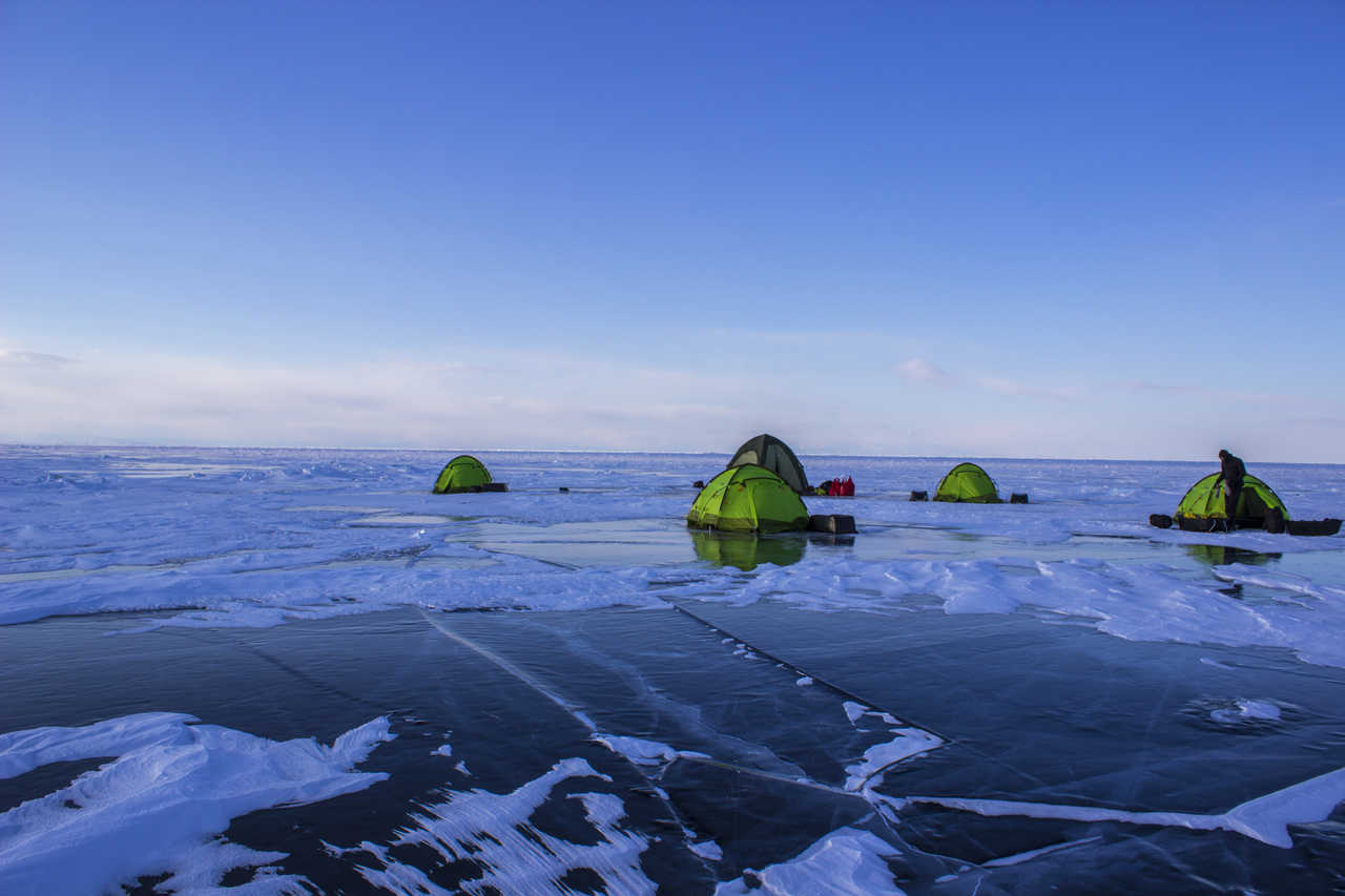 Camp sur la glace au Baikal, Russie
