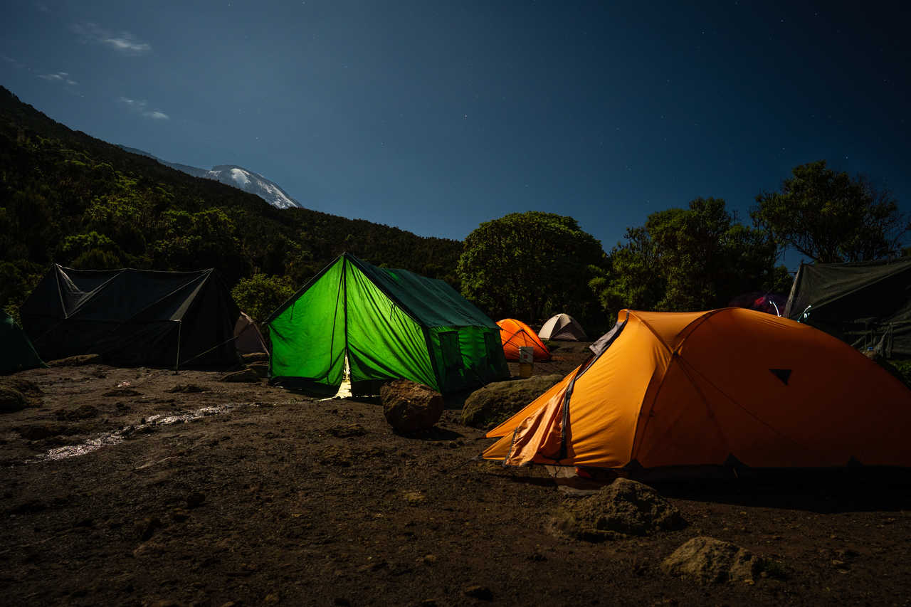 Campement de nuit durant l'ascension du Kilimandjaro en Tanzanie