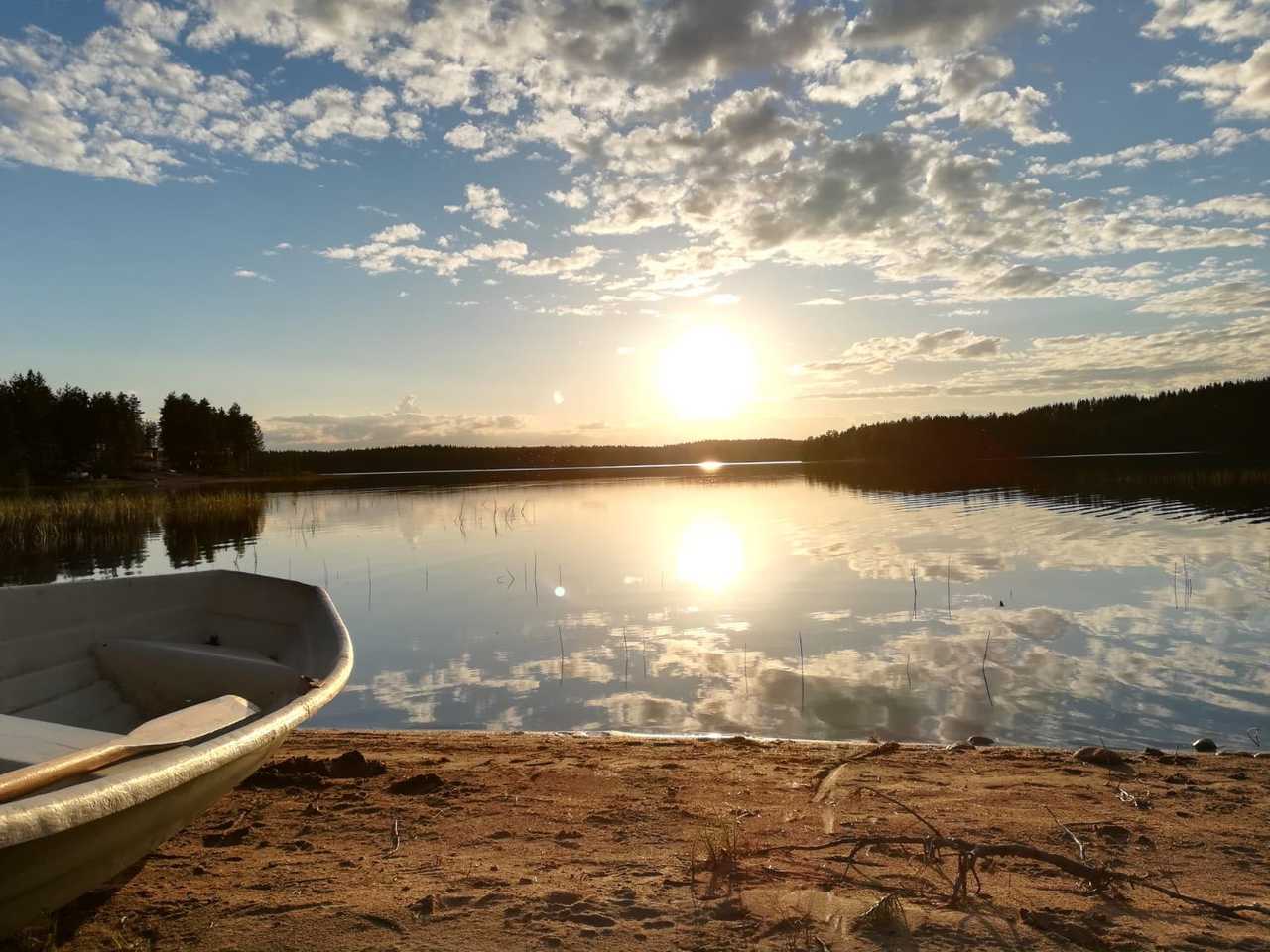 Canoe le long du lac de Hossa