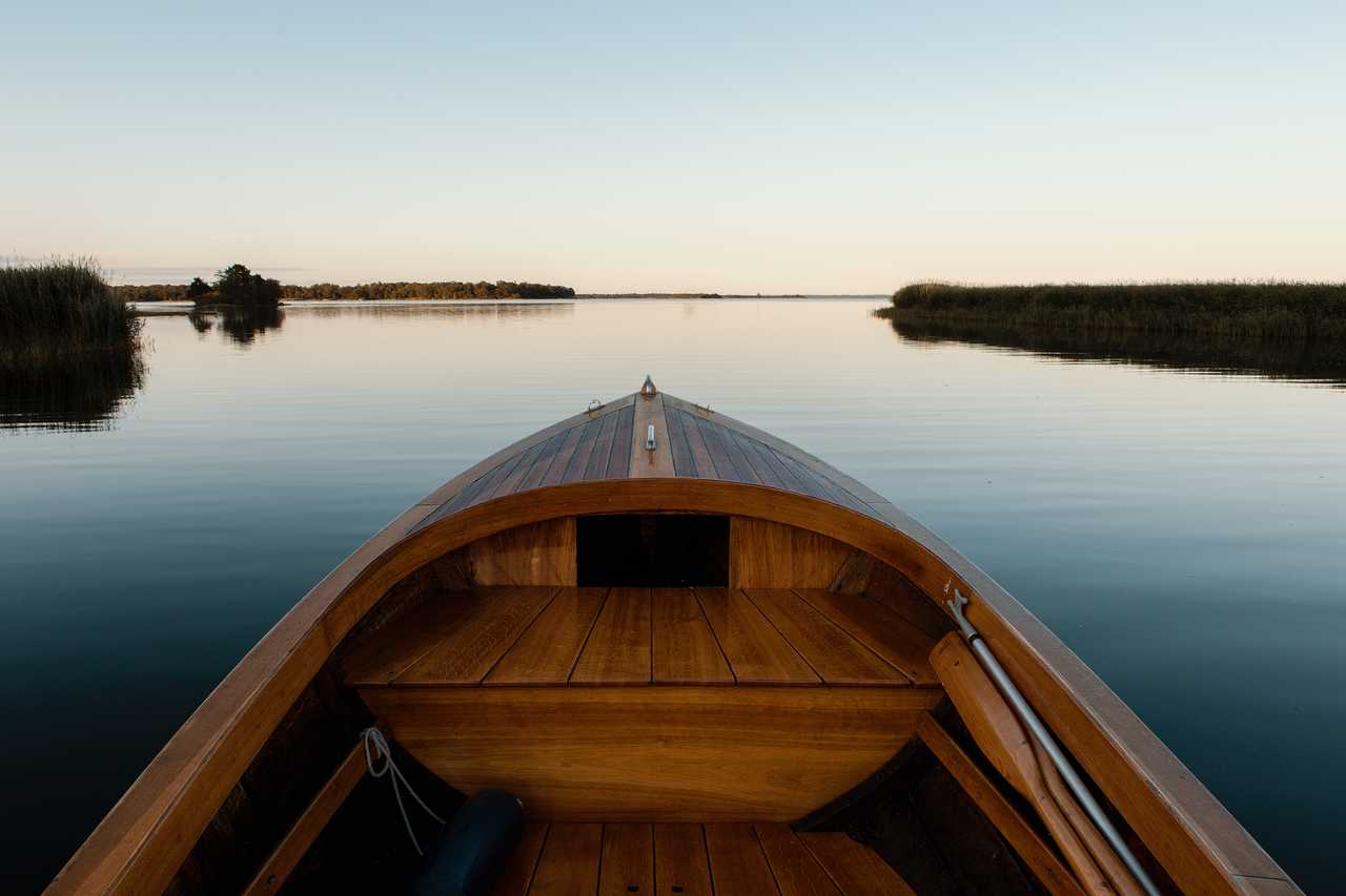 Canoe sur le lac en Suède