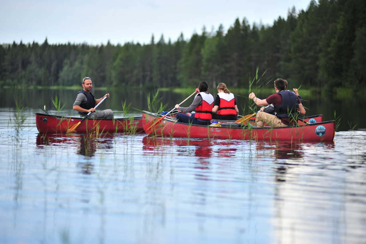 Canoë sur une rivière dans le parc national de Hossa