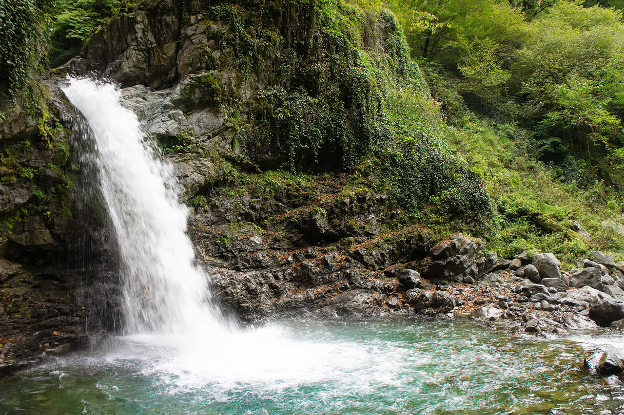 Cascade dans le parc national de Lagodekhi en Géorgie