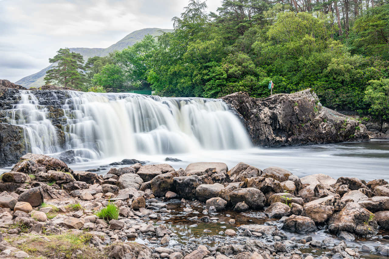 cascade de Aasleagh en Irlande