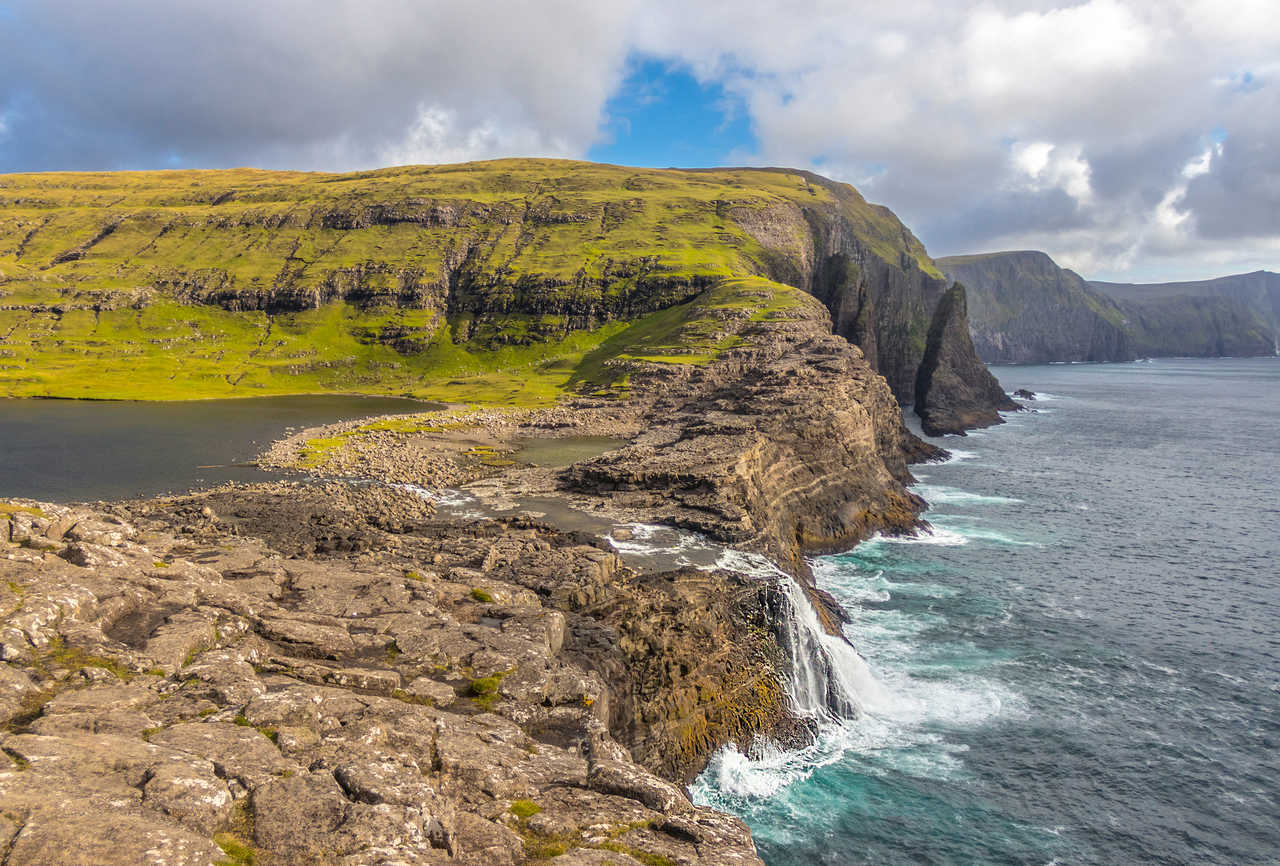 Cascade de Bosdalafossur sur l'île de Vagar aux Féroé