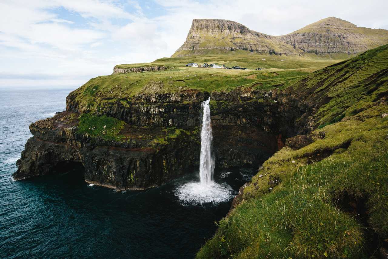 Cascade de Mulafossur à Gasadalur sur l'île de Vagar aux Féroé