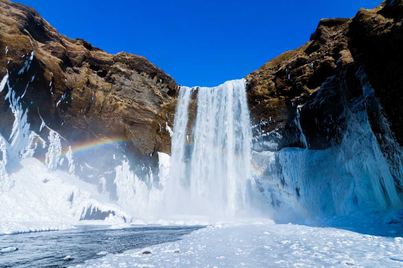 Cascade gelée l'hiver en Islande