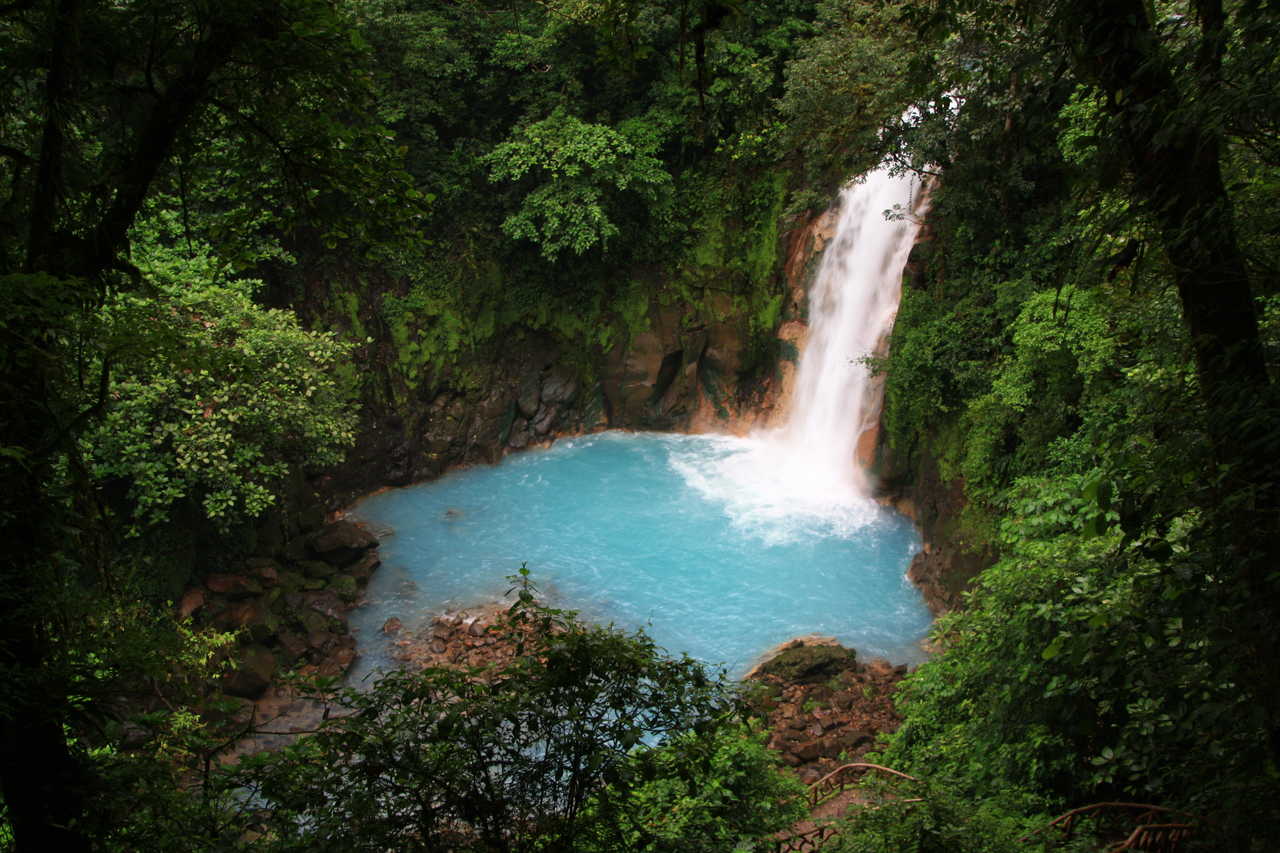 Cascade turquoise du Río Celeste au Costa Rica