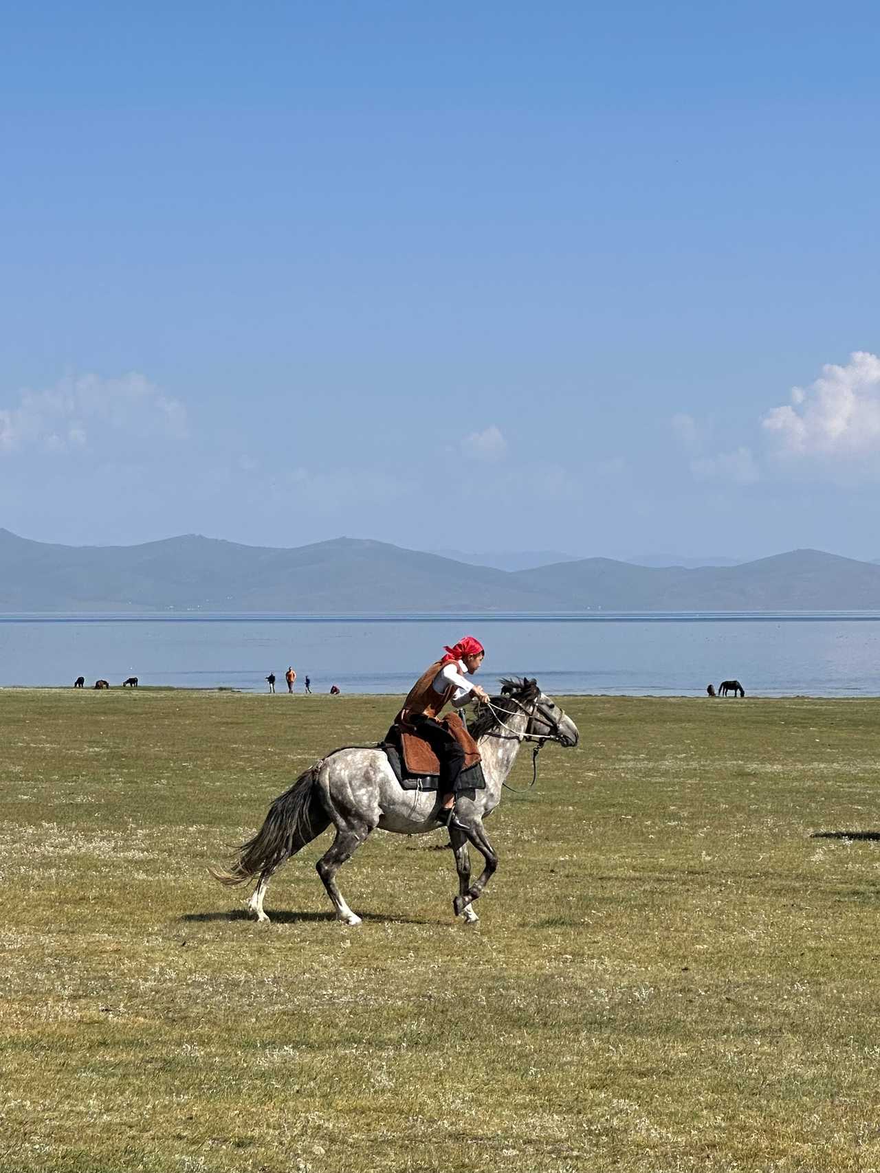 Cavalier au abord du lac de Song  Koul en Kirghizie © Pollet Louise Cavalier au abord du lac de Song  Koul en Kirghizie