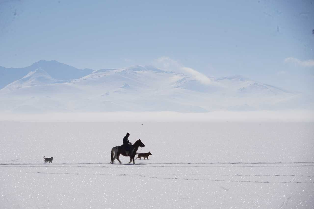 Cavalier kirghize en hiver au Kirghizistan