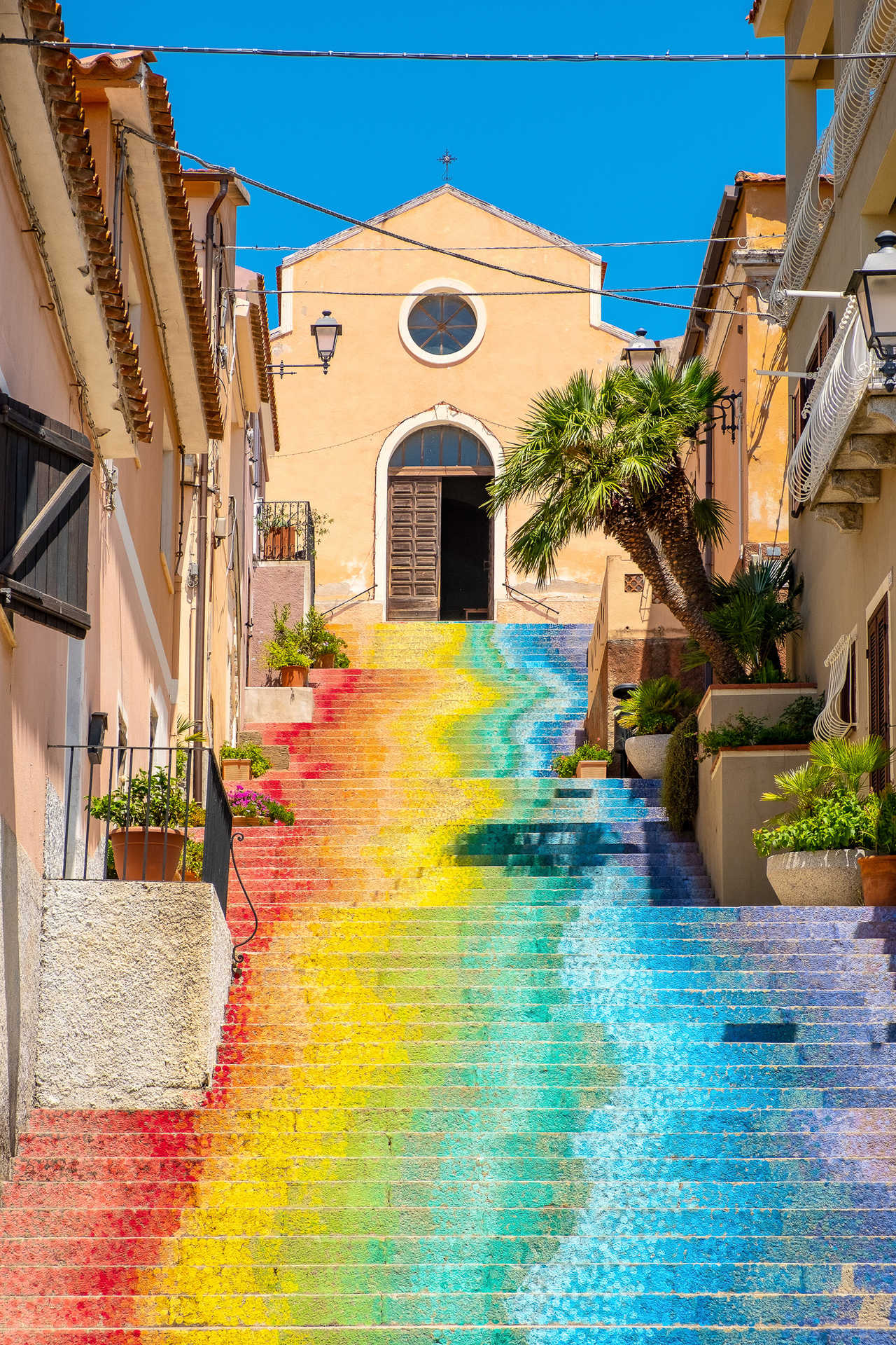 Célèbre escalier de Sainte-Lucie menant à l'église de Sainte_Lucie à Arzachena en Sardaigne ; Italie -