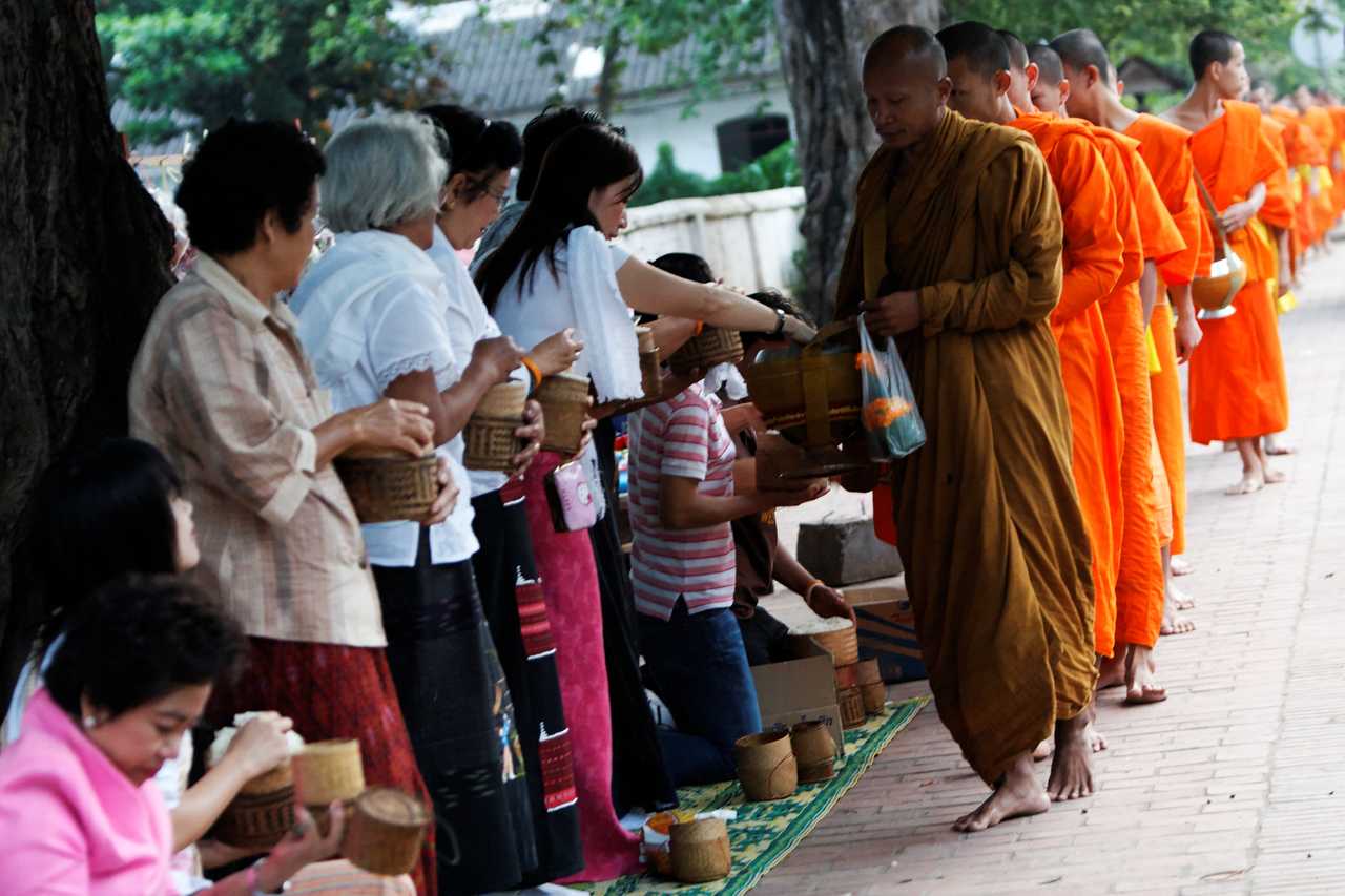 Cérémonie de l'offrande aux moines