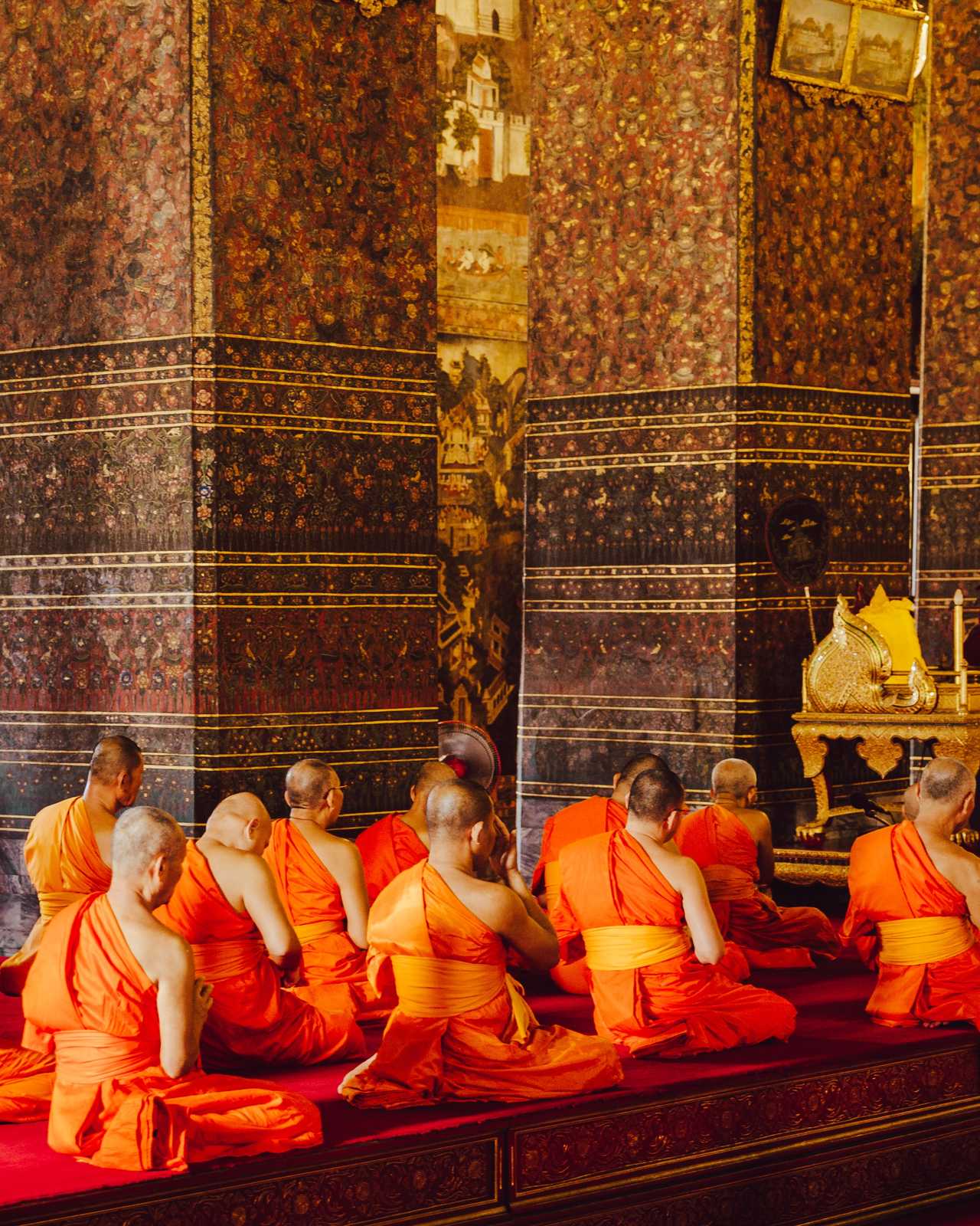 Cérémonie de prière du soir dans un wat en Thailande