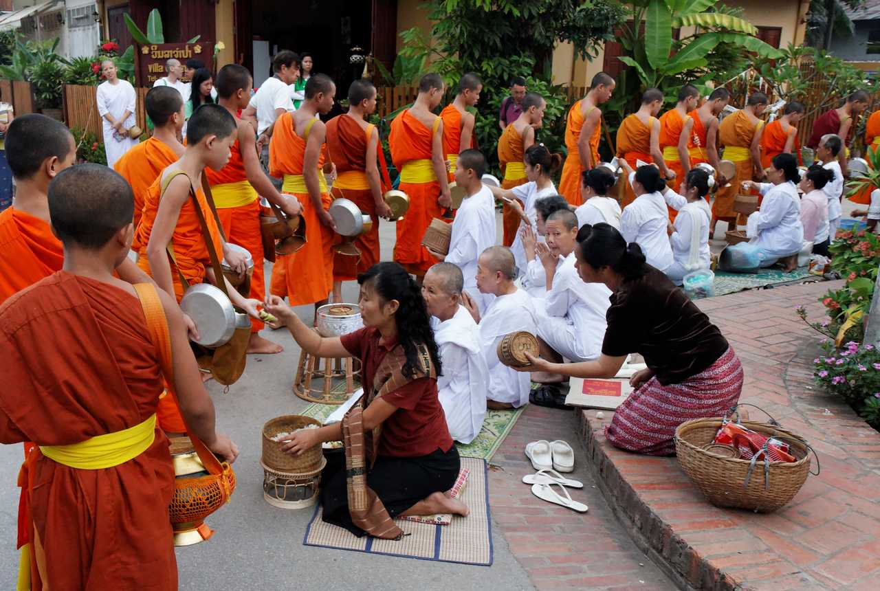 Cérémonie des offrandes aux moines bouddhistes