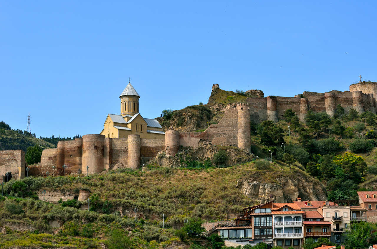 château médiéval de Narikala dans le vieux Tbilisi en Géorgie