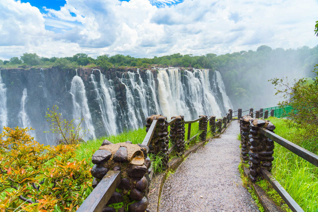Chemin de randonnée avec vue sur les chutes Victoria sur le fleuve Zambèze, au Zimbabwe