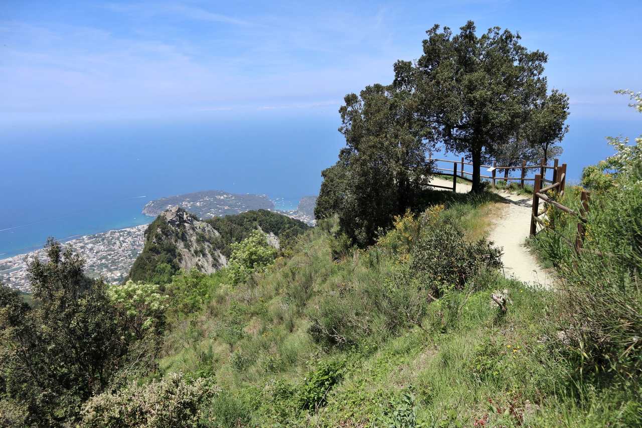 Chemin de randonnée sur le Mont Epomeo sur l'île d'Ischia en Italie
