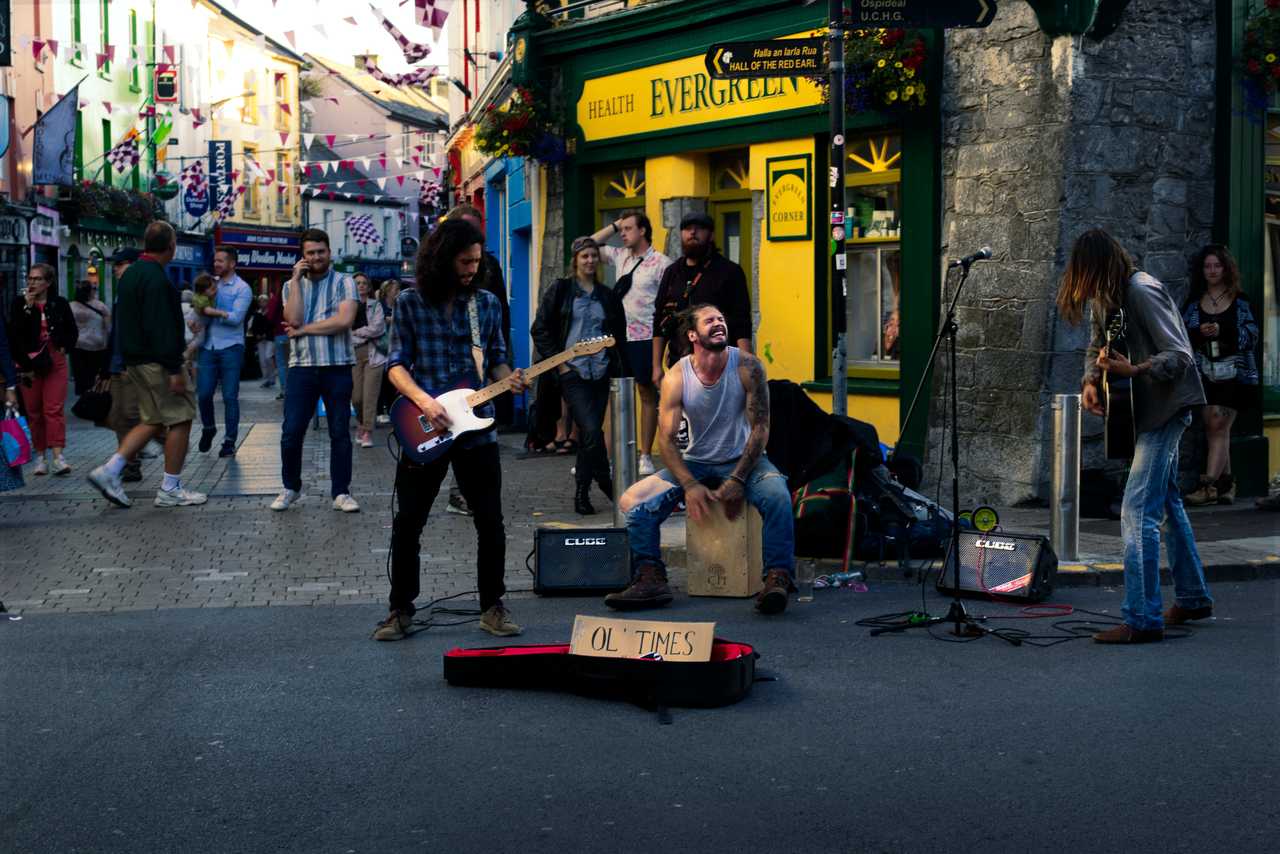 Concerts et chanteurs dans les rues de Galway en Irlande