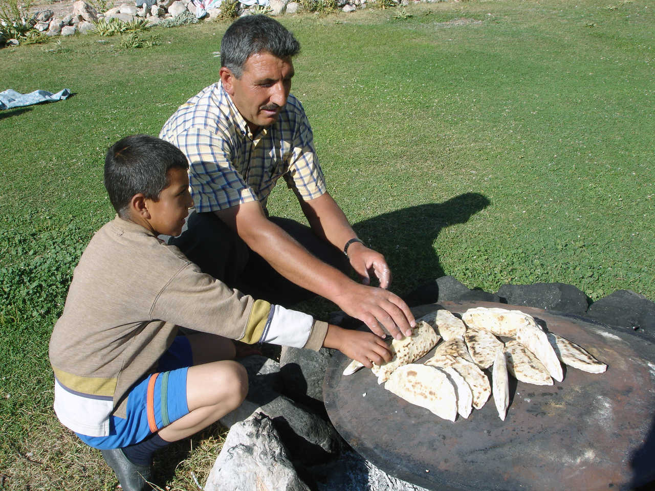 Confection de petits pains dans les montagnes du Taurus