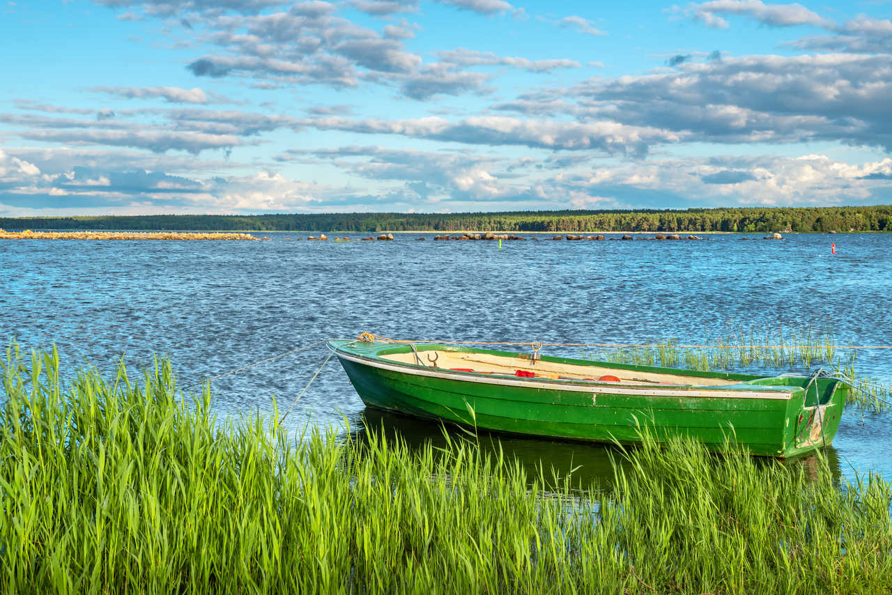 Côte de la mer Baltique et bateau en bois. Vergi, Estonie