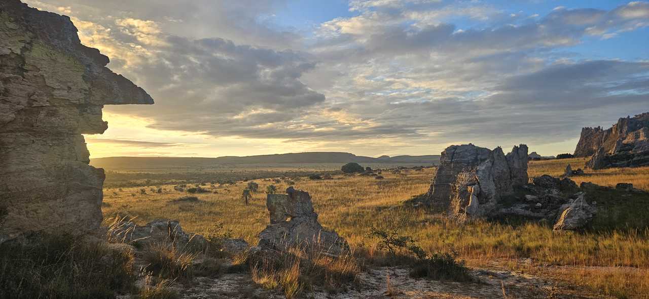 Couché de soleil dans le parc de l’Isalo à Madagascar