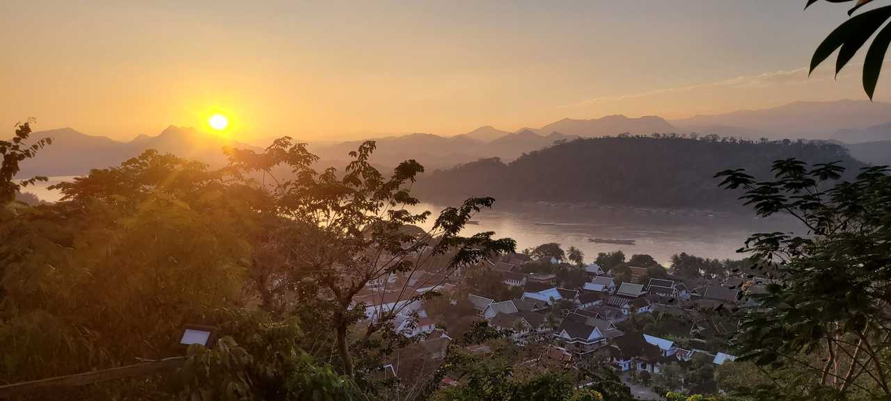 Coucher de soleil à MontPhousi, Luang Prabang au Laos © Bion Camille Coucher de soleil à MontPhousi, Luang Prabang au Laos