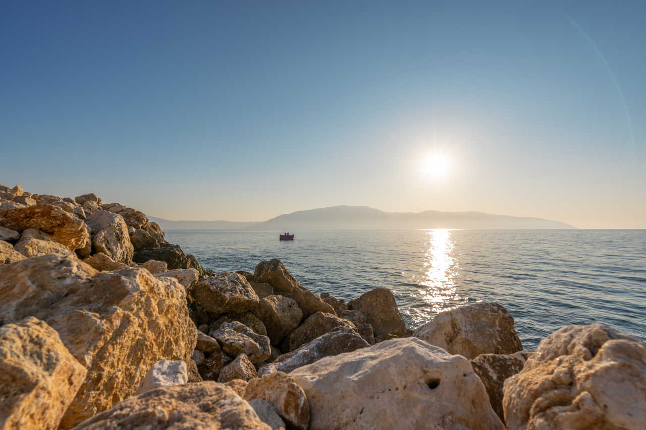 Coucher de soleil avec à l'horizon la péninsule de Karaburun en Albanie