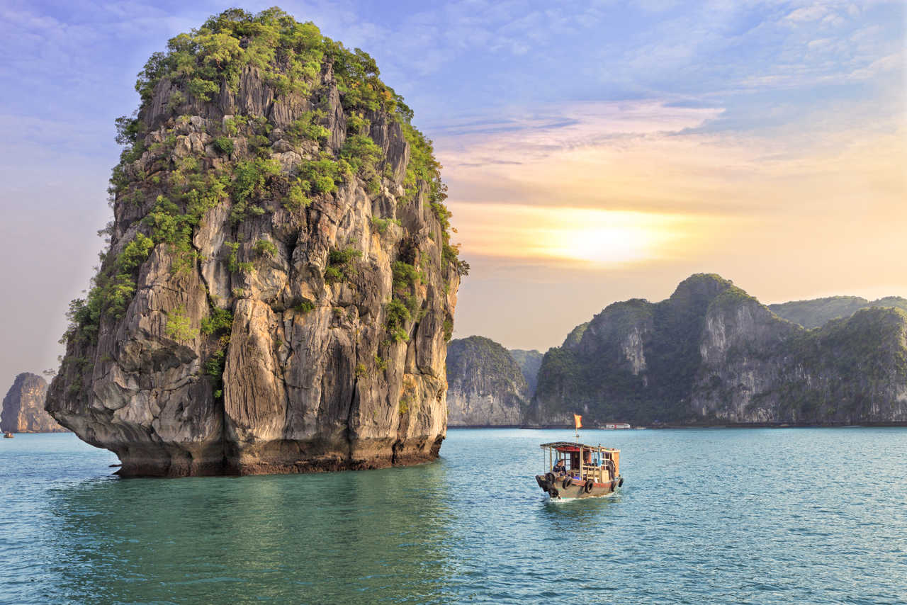 Coucher de soleil dans la baie d'Halong