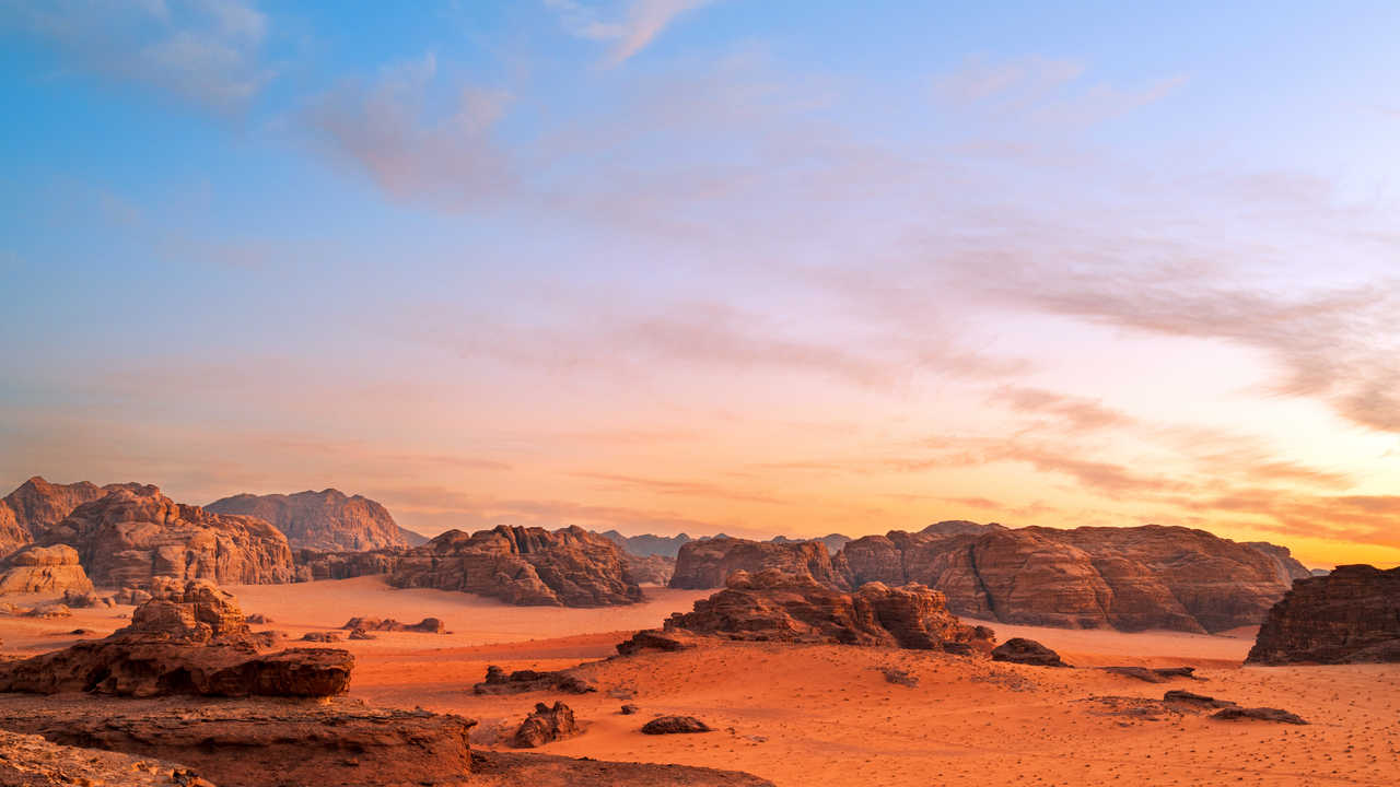 Coucher de soleil dans le désert du Wadi Rum en Jordanie