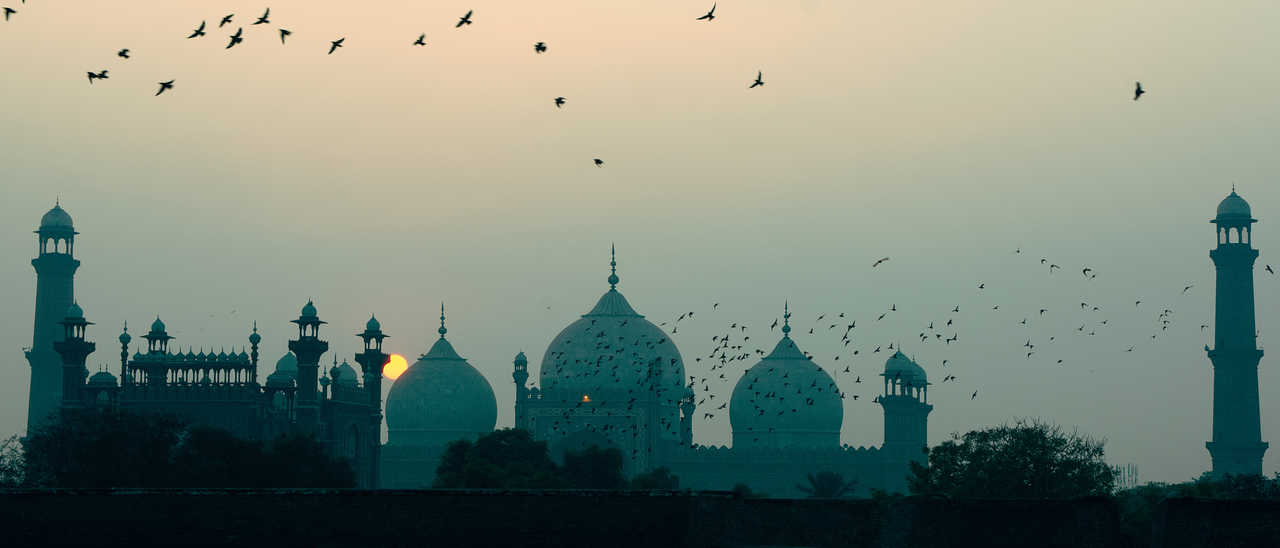 Coucher de soleil et oiseaux avec la moquée Badshahi Masjid à Lahore au Pakistan