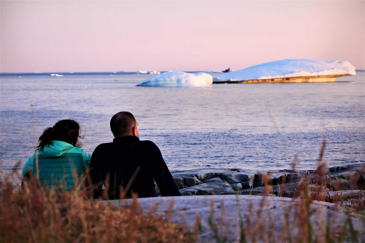 Coucher de soleil face aux icebergs au Groenland