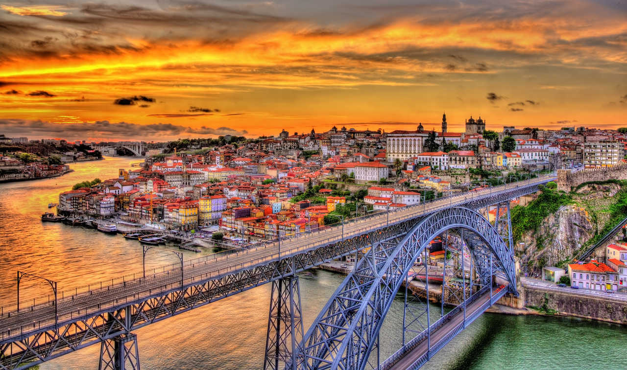 Coucher de soleil sur la ville de Porto