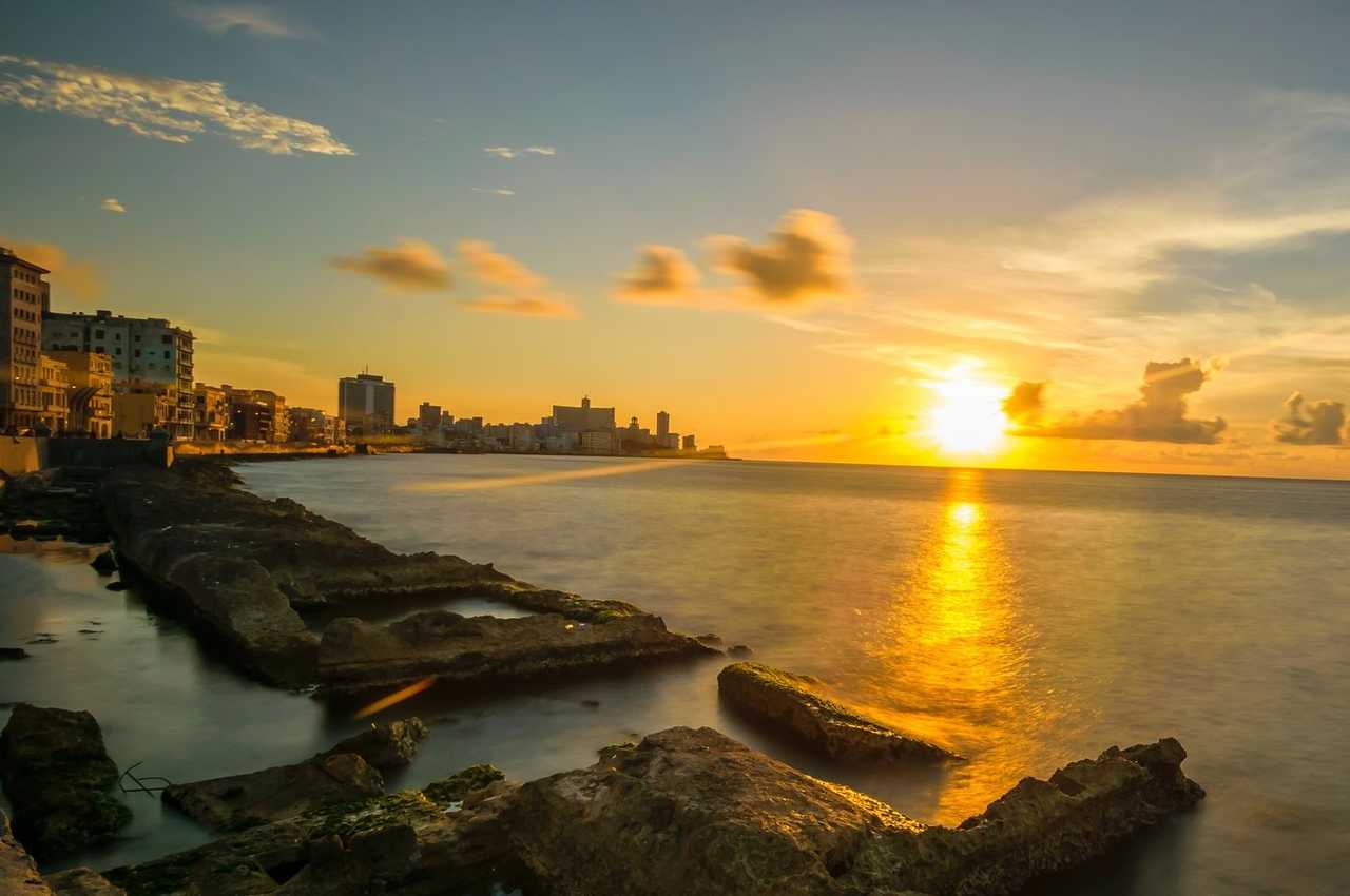 Coucher de soleil sur le front de mer de La Havane