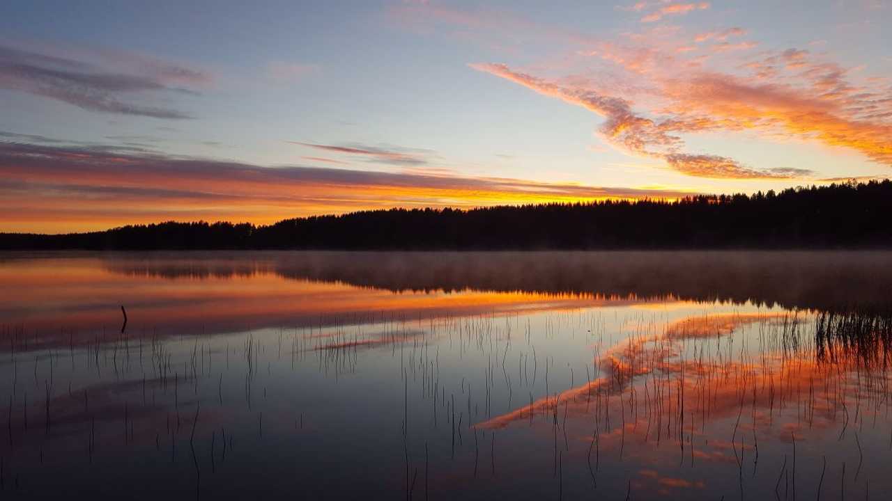 Coucher de soleil sur le lac en Finlande