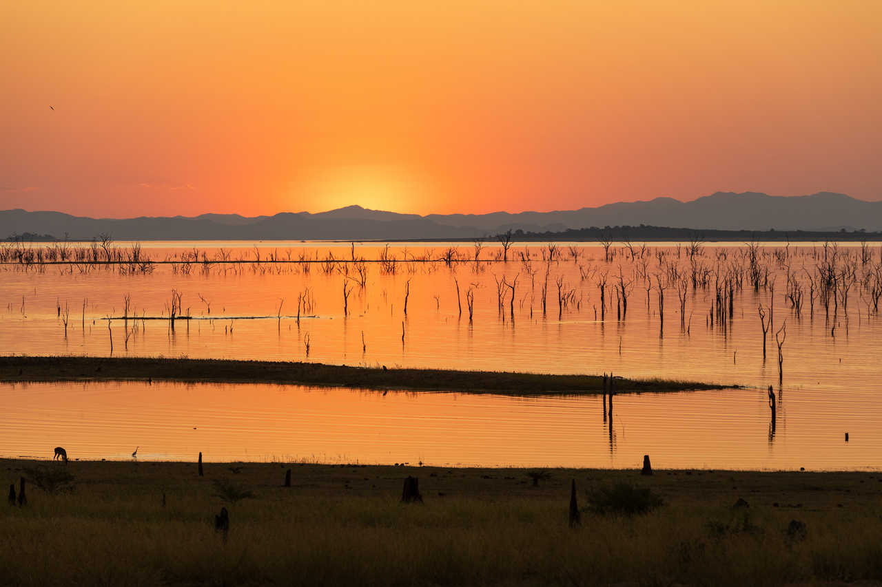 coucher de soleil sur le lac Kariba au Zimbabwe