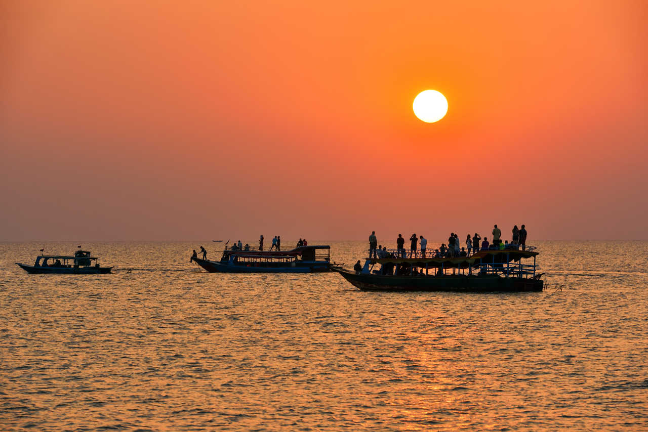 Coucher de soleil sur le Tonlé Sap au Cambodge