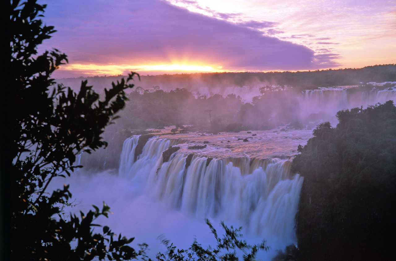 Coucher de soleil sur les chutes d'Iguaçu