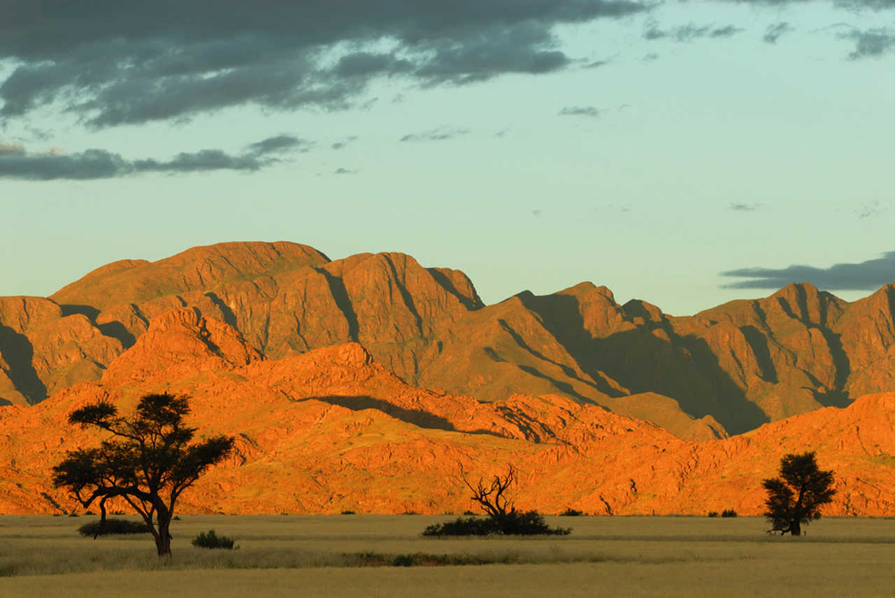 Coucher de soleil sur les montagnes du Namib Naukluft en Namibie