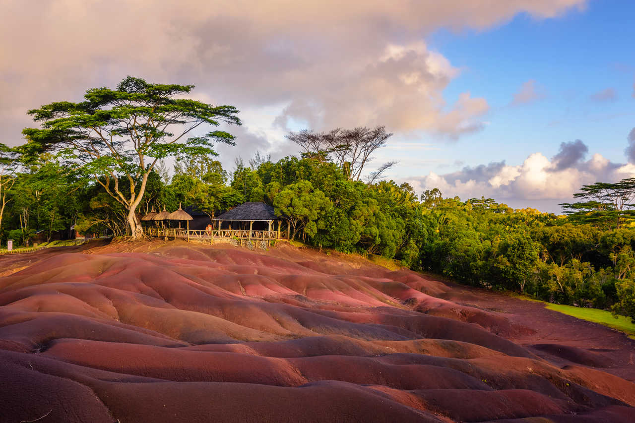 Coucher de soleil sur les terres aux sept couleurs de Chamarel sur l'île Maurice