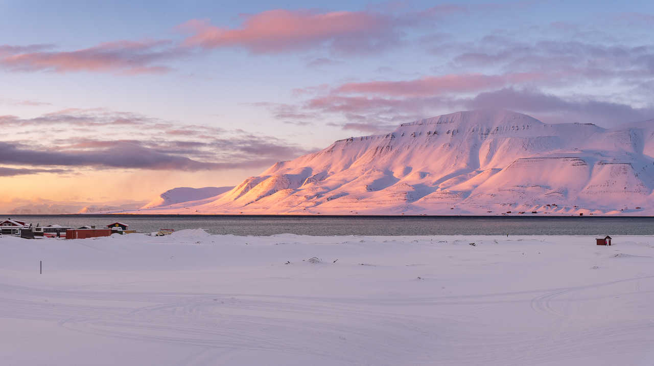 Coucher de soleil sur Longyearbyen au Svalbard
