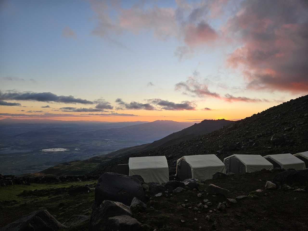 Coucher de soleil sur nos tentes lors du trek du Mont Ararat en Turquie