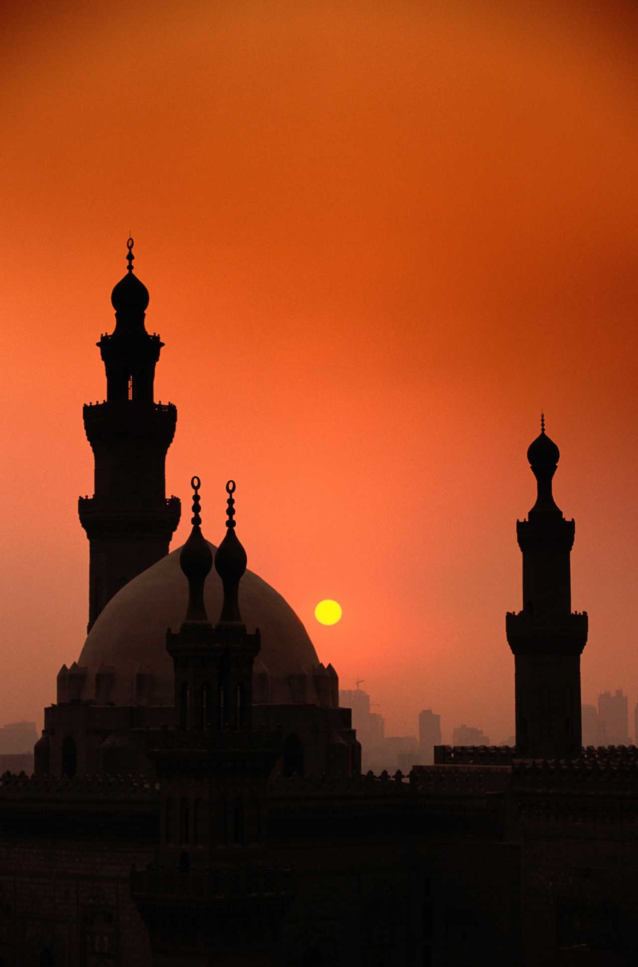 Coucher de soleil sur une mosquée du Caire en Egypte