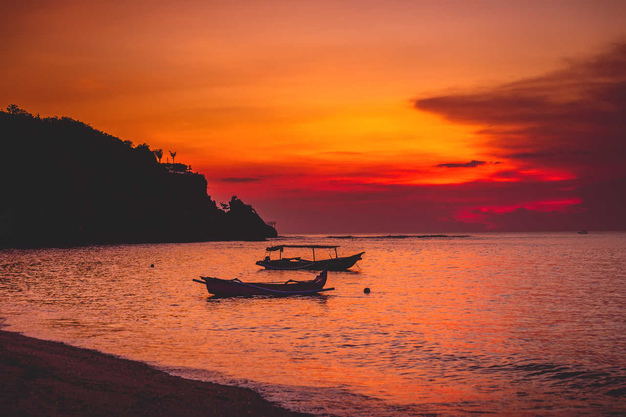 Coucher de soleil sur une plage à Bali