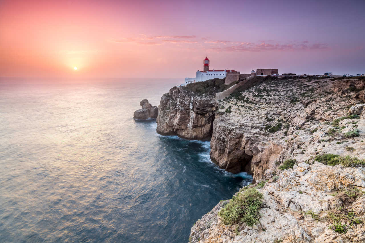 coucher du soleil depuis la côte Vicentine avec vu sur le phare au Portugal