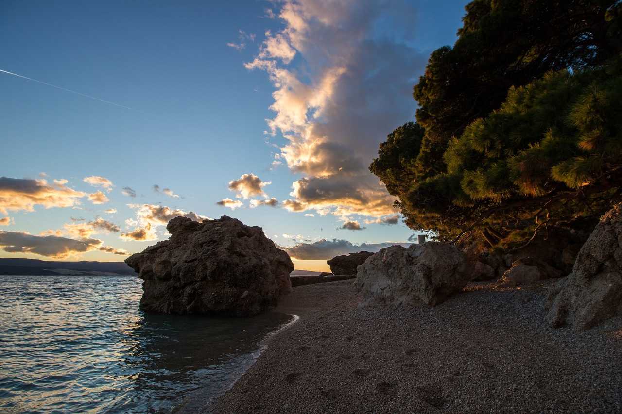 Coucher du soleil sur les plages de l'île de Korcula