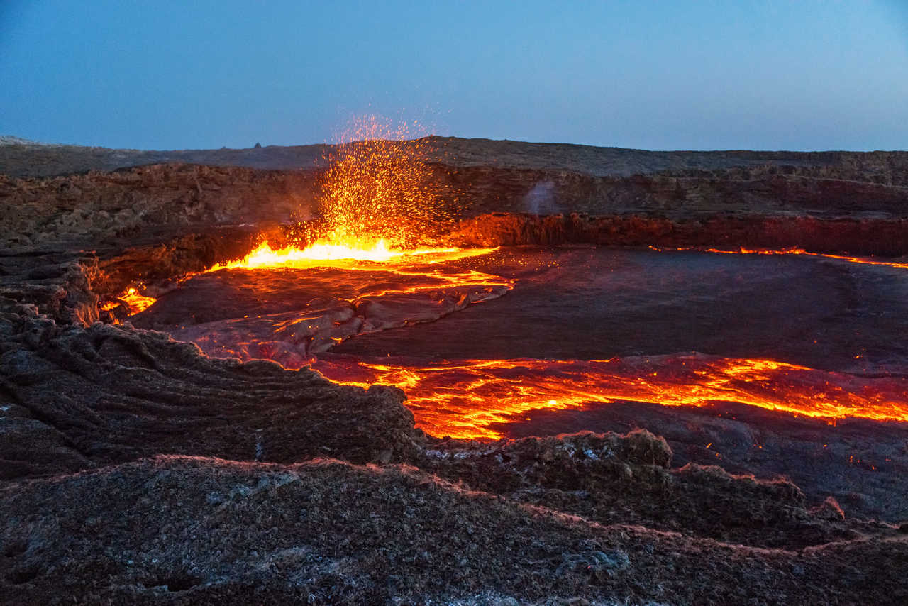 Cratère de lave bouillonnant du volcan Erta Ale