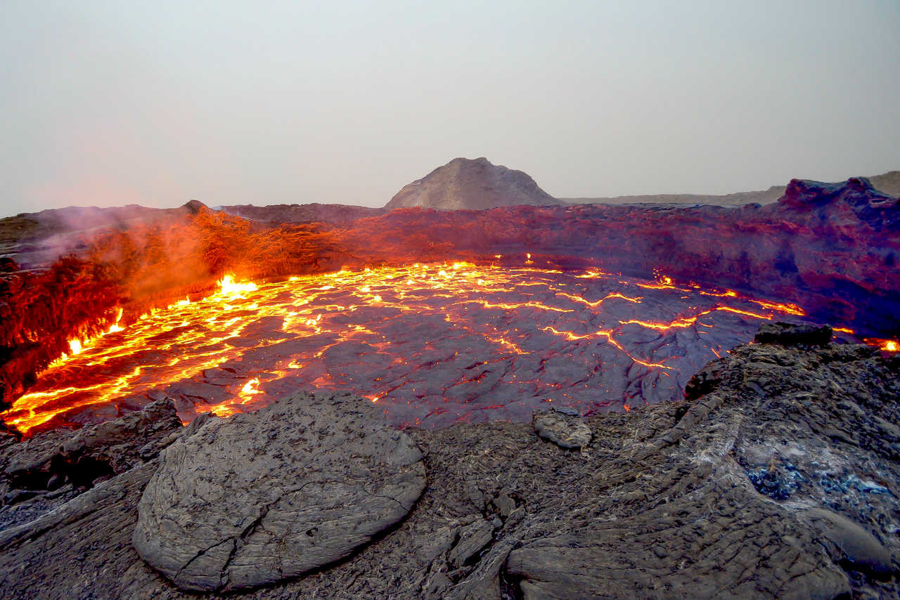 Cratère de lave bouillonnant du volcan Erta Ale